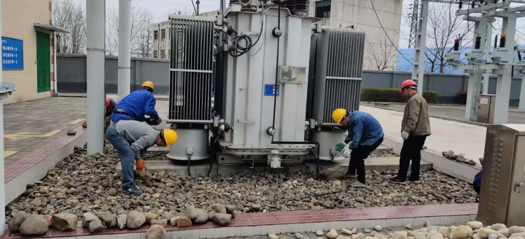 运行二车间各站对油池内鹅卵石进行初步筛检 运行二车间各站对油池内鹅卵石进行初步筛检